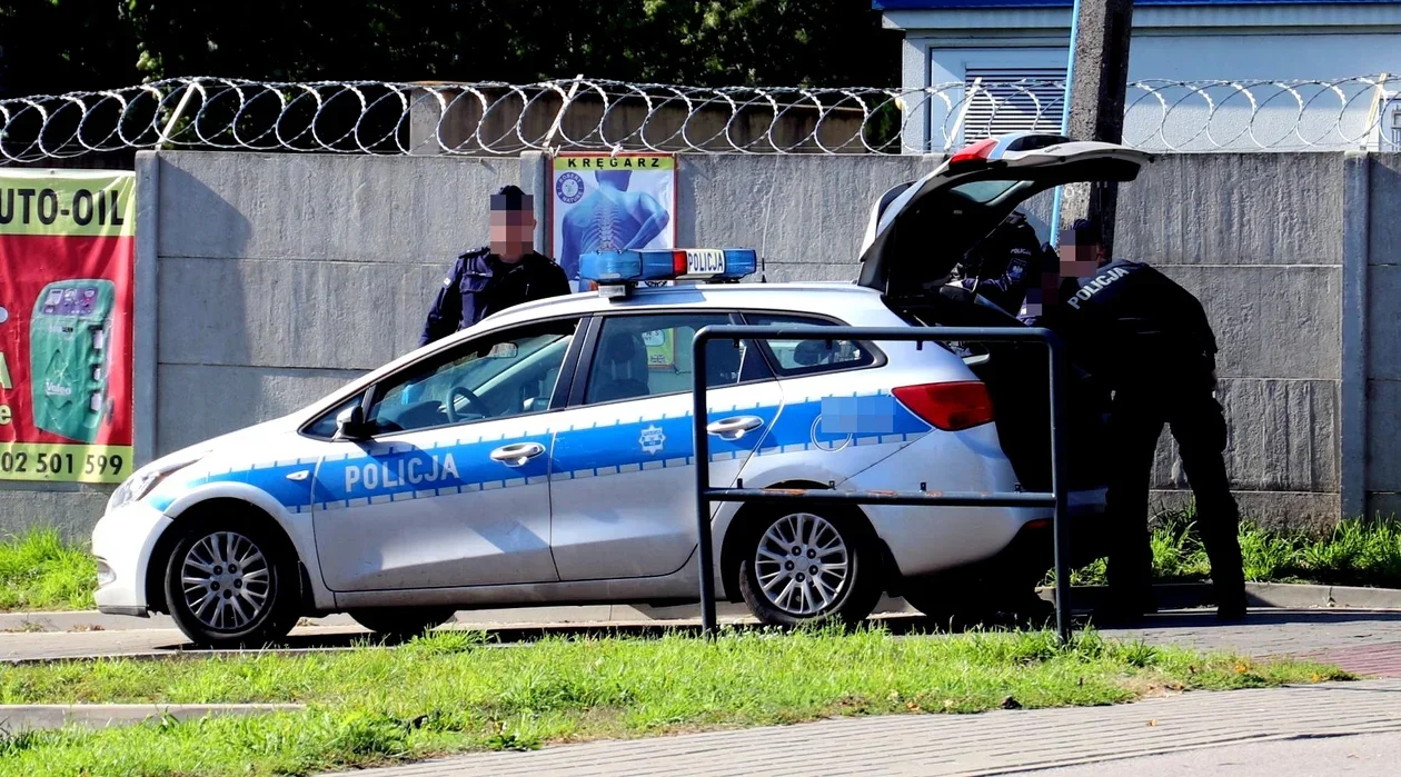 Okradła market budowalny. Jej łupem padły farba, żarówki, a nawet kwiaty - Zdjęcie główne