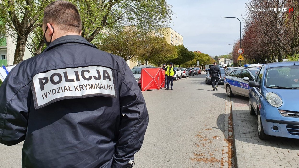 Mundurowi zamierzają oddać cześć koledze, który zginął na służbie (zdjęcie z miejsca w którym padły śmiertelne strzały)