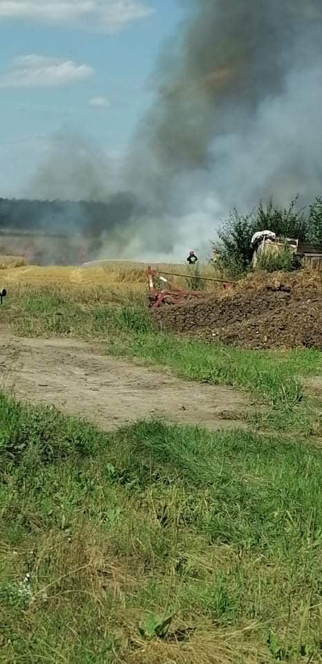 Duży pożar w okolicach Kutna. Na miejscu kilka zastępów straży pożarnej