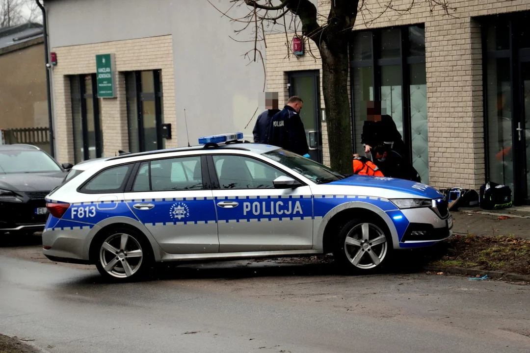 Mężczyzna zmarł na chodniku. W kutnie zabrakło wolnych karetek, na miejsce musieli dojechać ratownicy z Łęczycy i Krośniewic