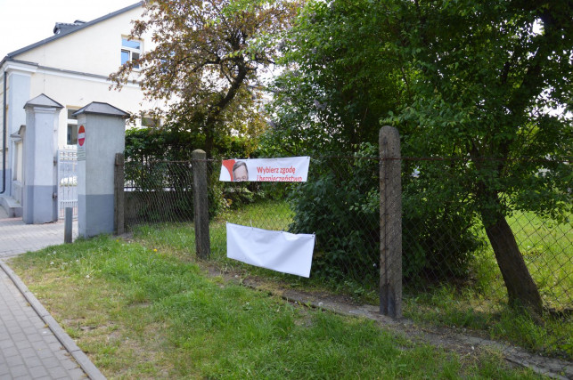 Brudna kampania. Podarto banner Komorowskiego - Zdjęcie główne