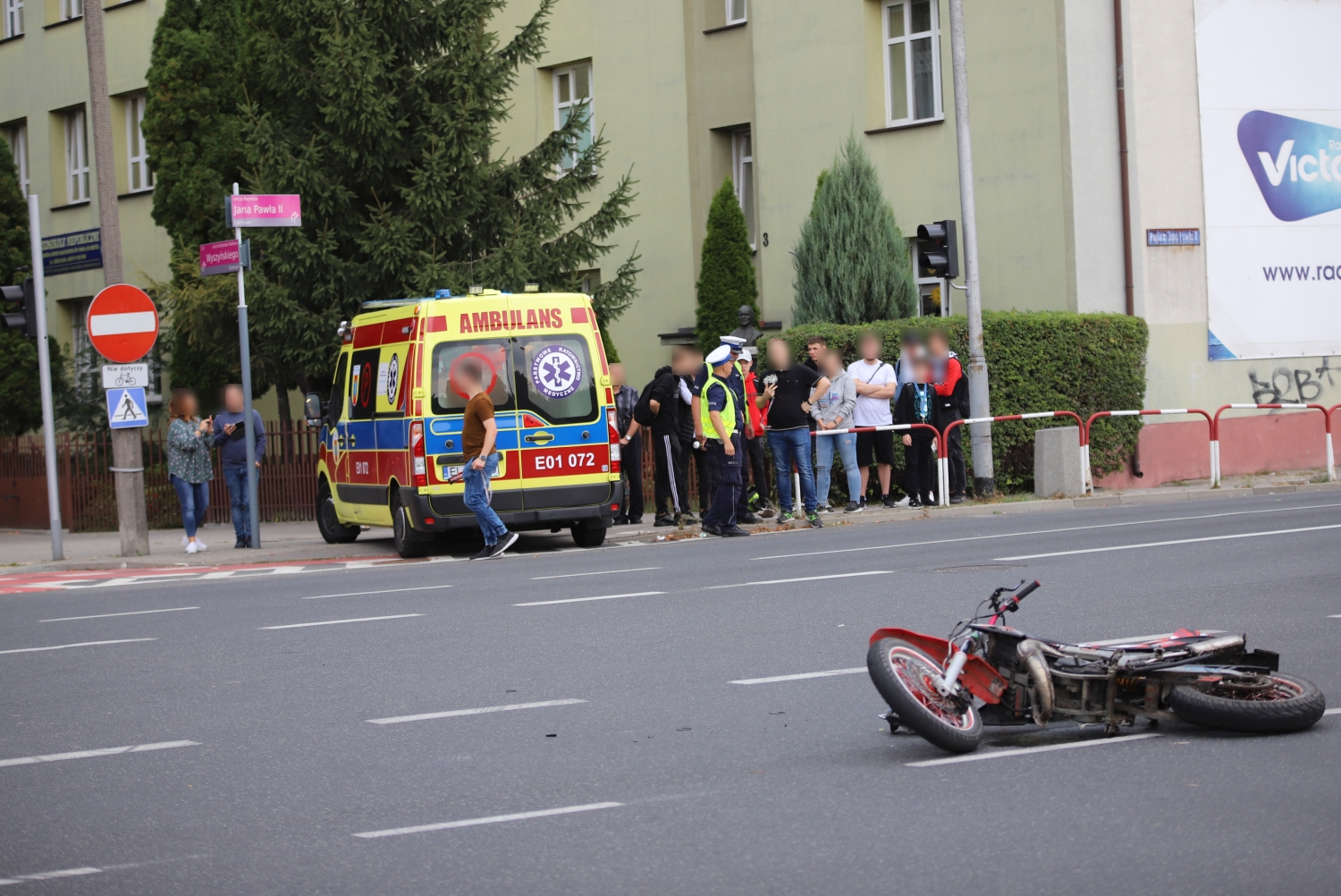 Akcja służb w centrum Kutna. Doszło do wypadku z udziałem motocykla [ZDJĘCIA] - Zdjęcie główne