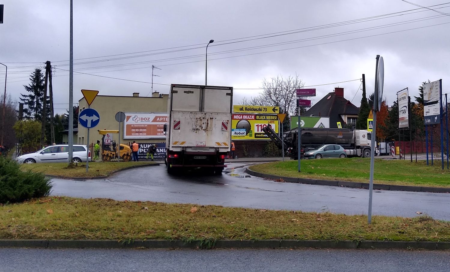 Niewielkie utrudnienia w ruchu tuż obok kutnowskiego wiaduktu. Trwają prace nad ścieżką rowerową