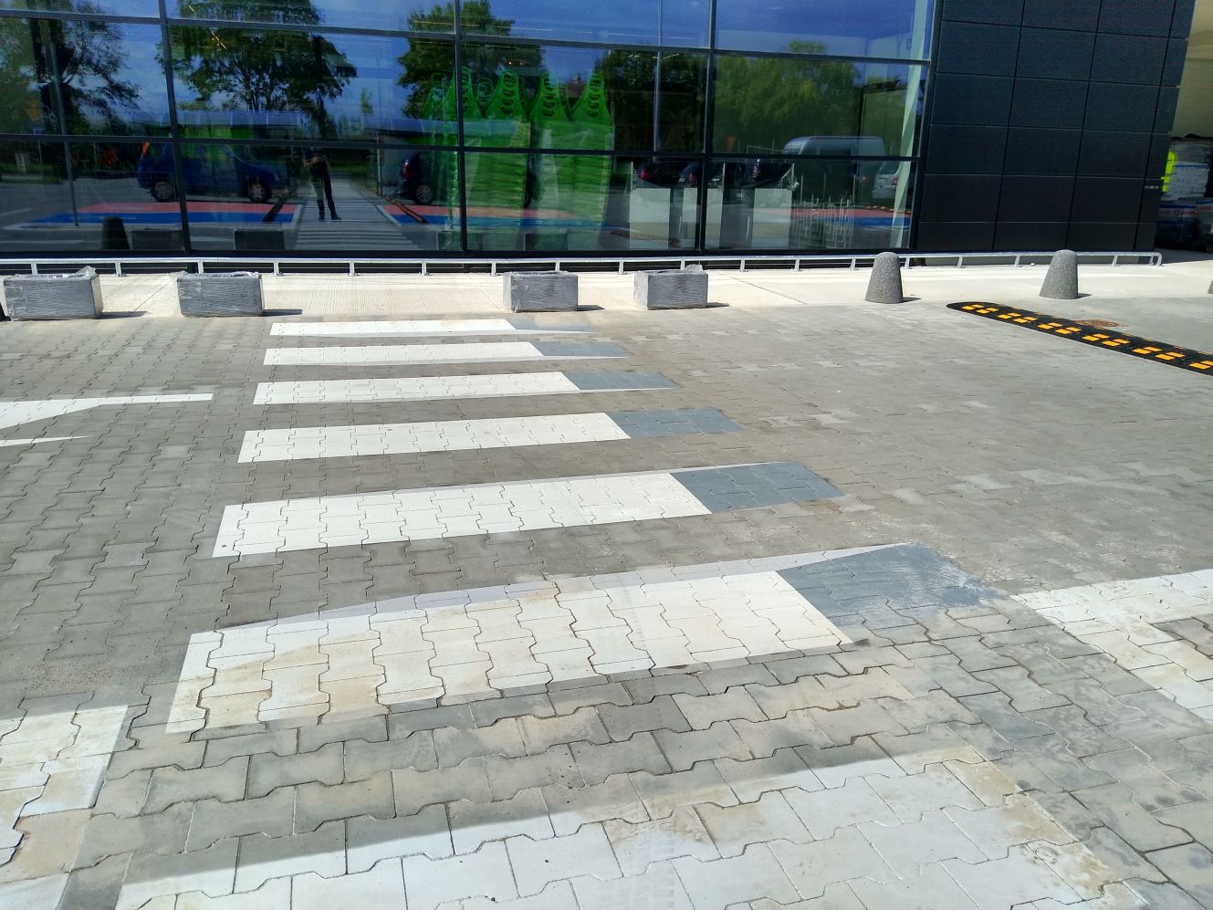 Ciekawostką jest, że przed marketem Leroy Merlin w Kutnie pojawiło się trójwymiarowe przejście dla pieszych