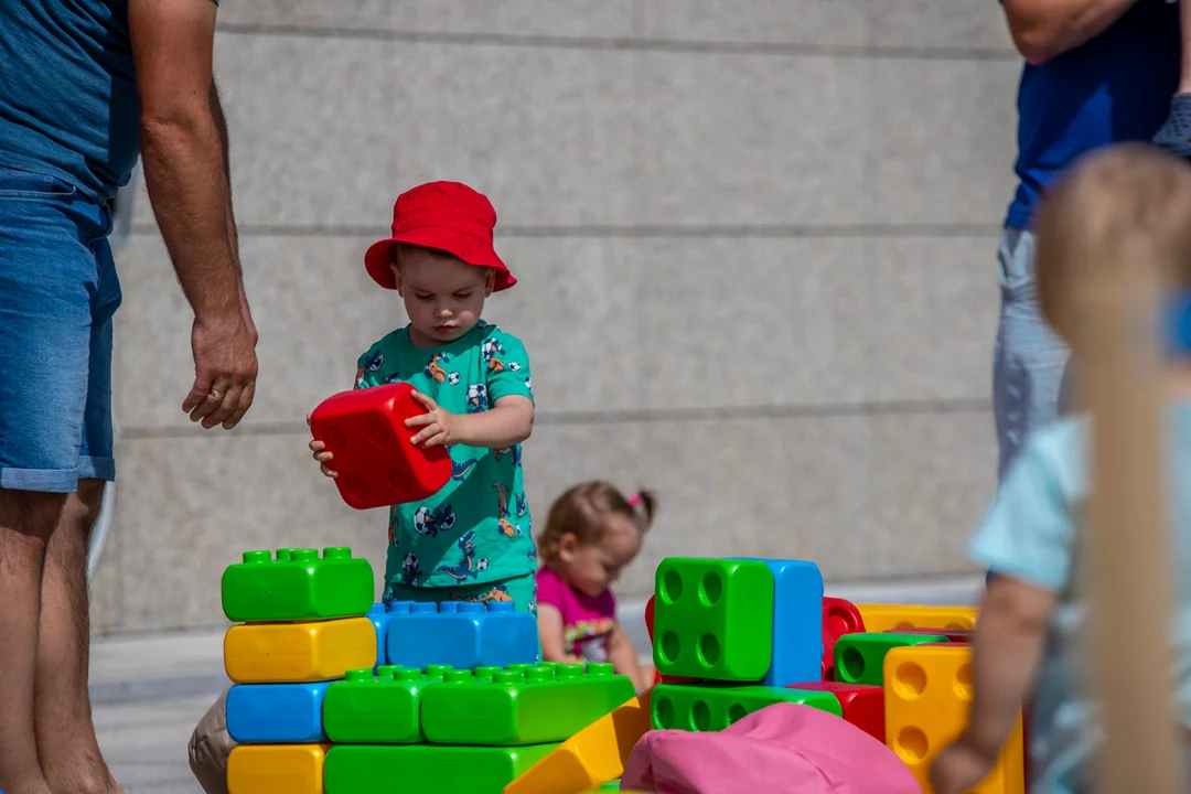 Fabryka Zabaw Tęczowo na placu Piłssudskiego w Kutnie