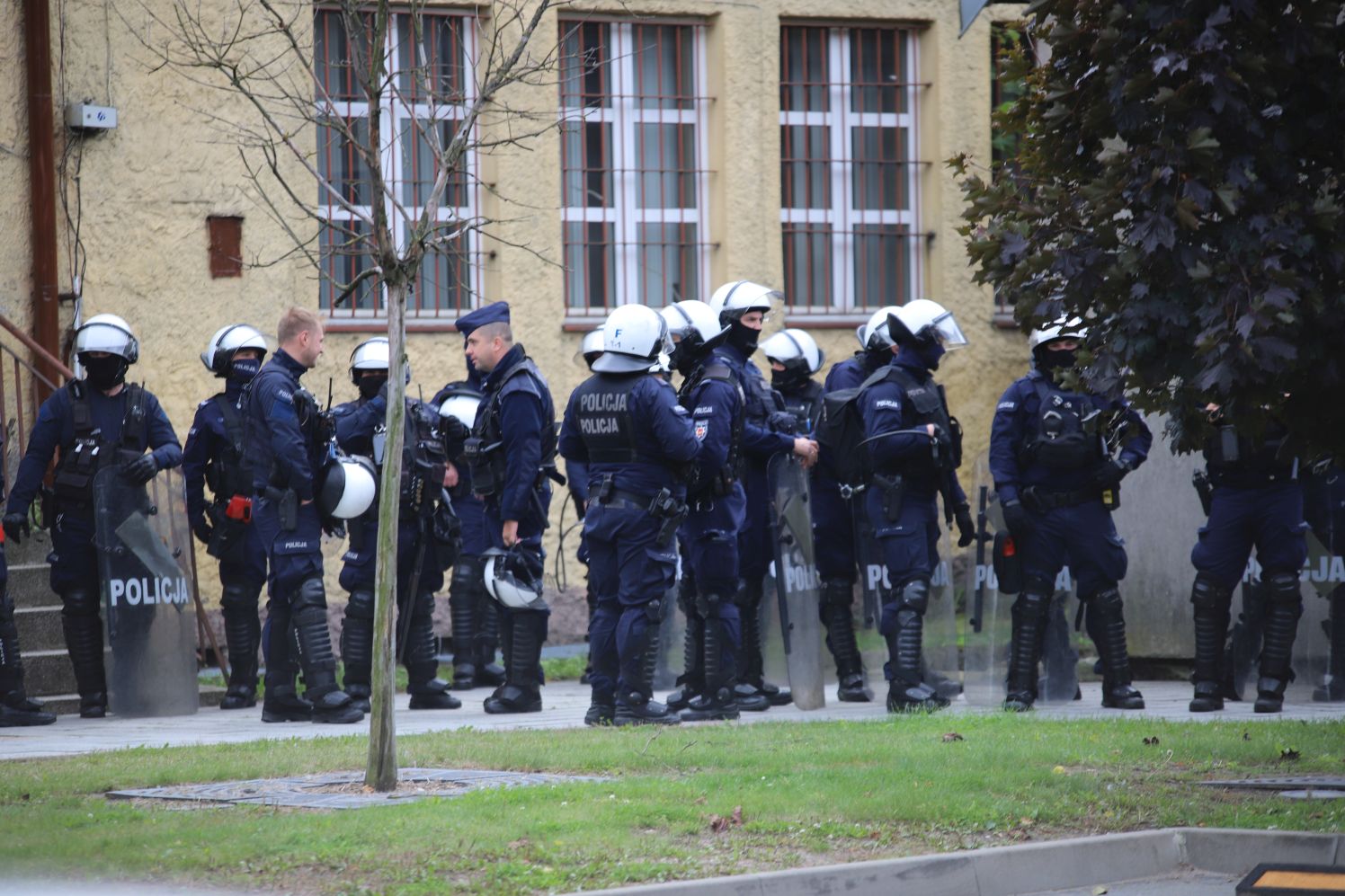 Przy dworcu w Kutnie zaroiło się od policjantów, którzy zabezpieczali przejazd kibiców poznańskiego Lecha