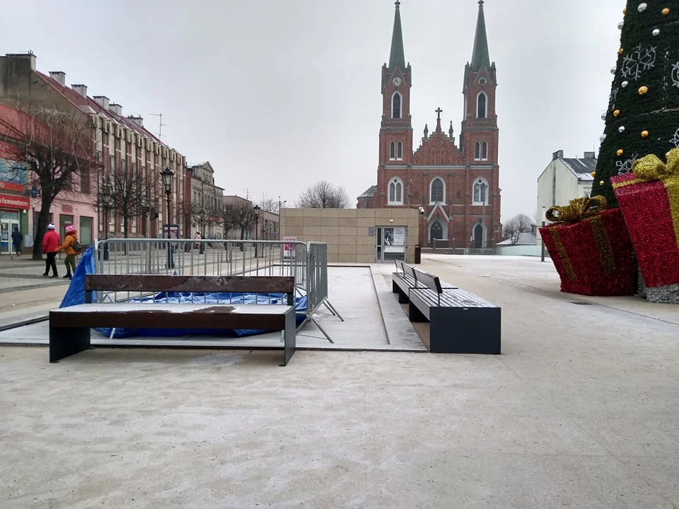 Przy fontannie na Placu Wolności pojawiły się ławki. Ma to zapobiec kolejnym uszkodzeniom