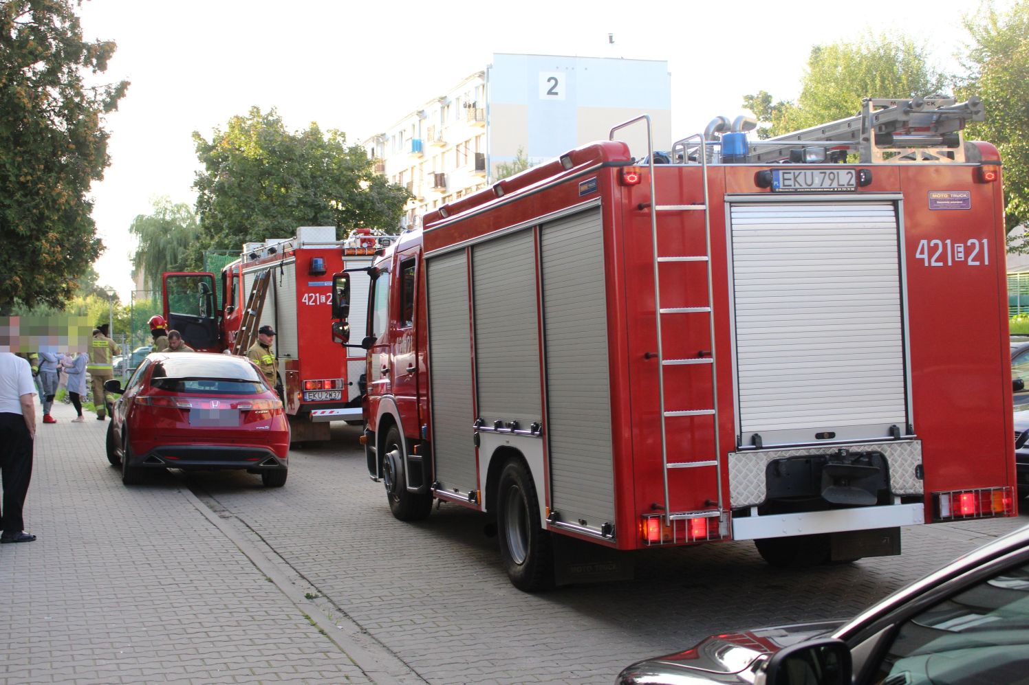 Na jednym z kutnowskich osiedli działania prowadzi kilka zastępów straży