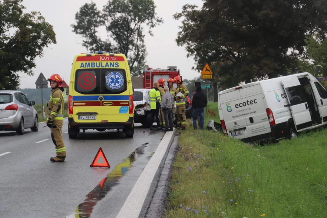 Groźny wypadek na drodze krajowej pod Kutnem, są ranni. Trwa akcja służb [ZDJĘCIA/AKTUALIZACJA] - Zdjęcie główne