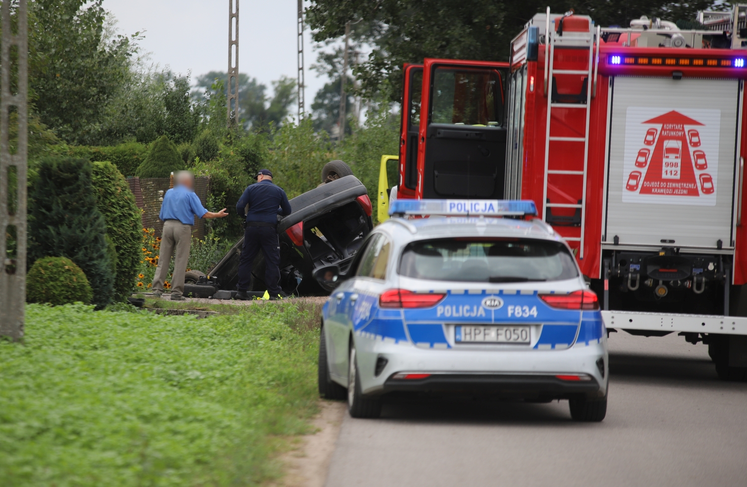  Dachowanie pod Kutnem. Na miejscu wszystkie służby, lądował śmigłowiec LPR 