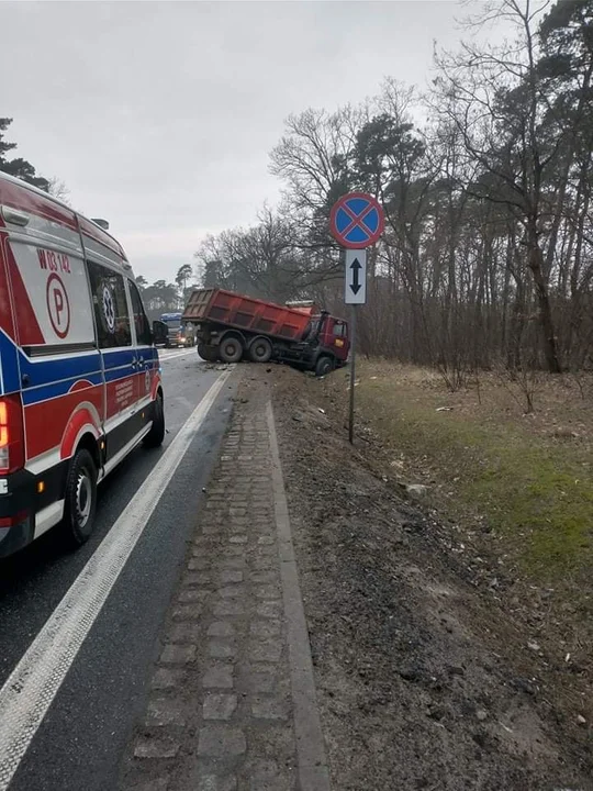 Na DK 60 między Kutnem a Płockiem doszło do wypadku. Do zdarzenia doprowadził 18-latek