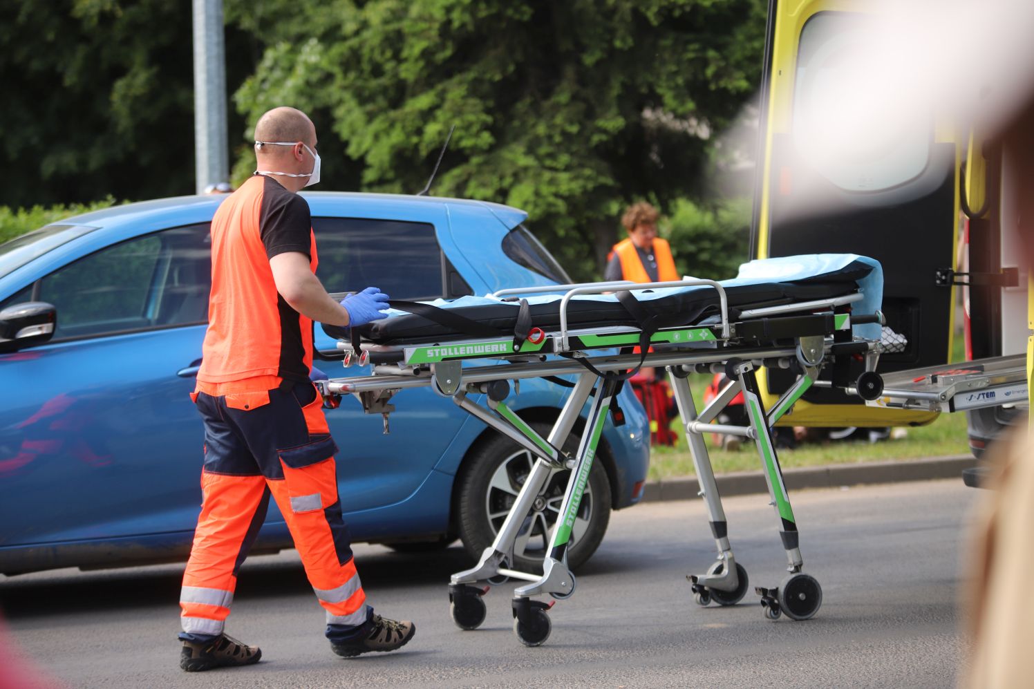 W Kutnie niedaleko targowicy samochód potrącił dziecko. Chłopiec został zabrany do szpitala