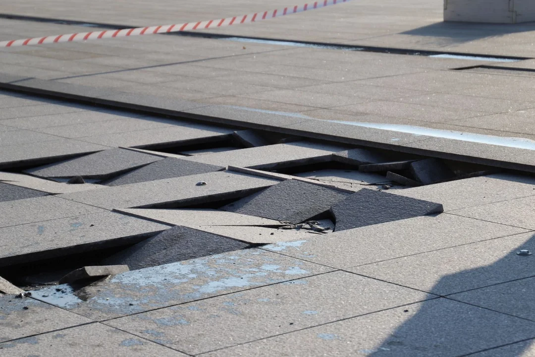 Incydent na placu Wolności, auto uszkodziło fontannę