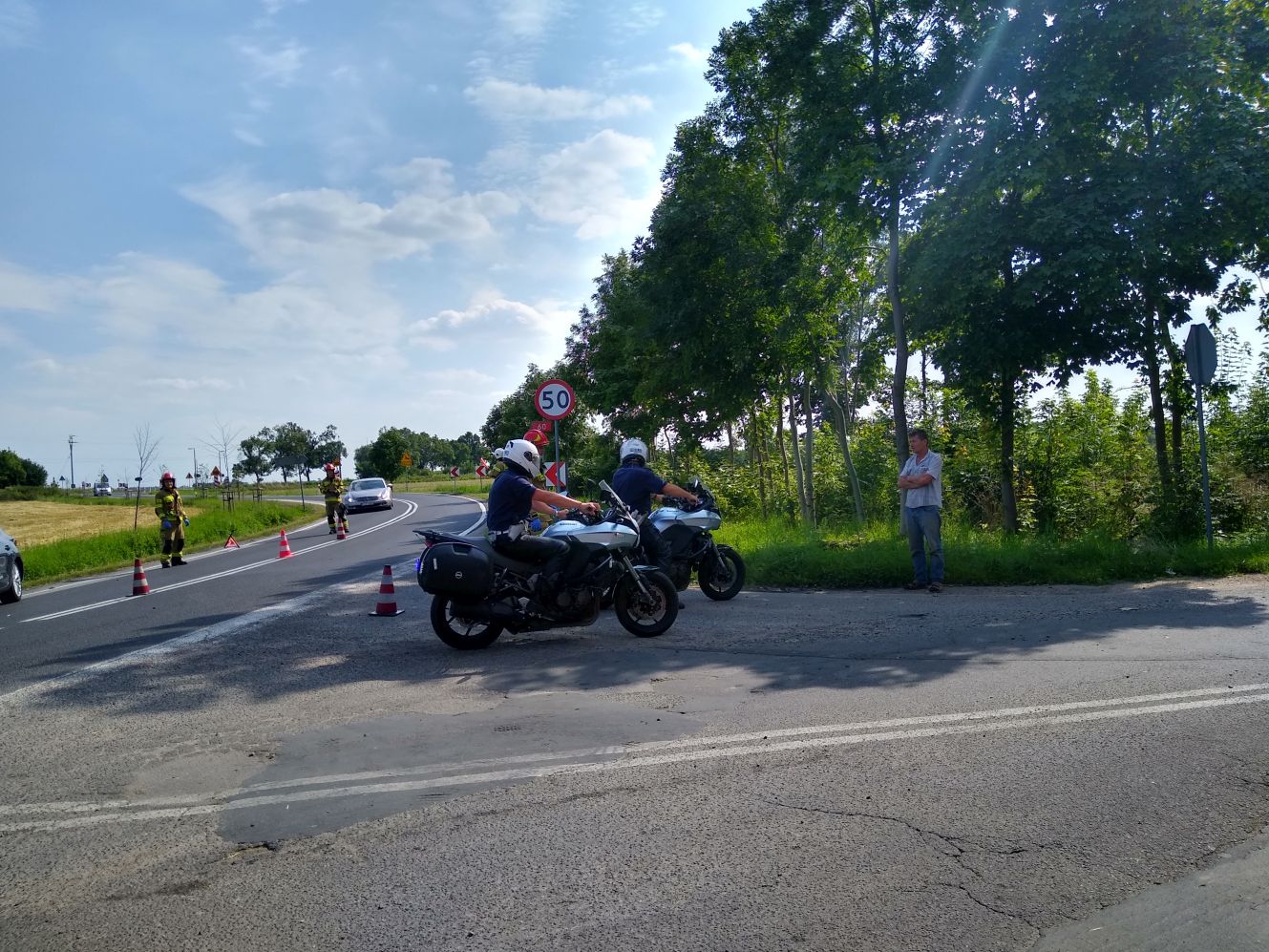 Pod Kutnem trwa akcja straży pożarnej, obecni są także policjanci