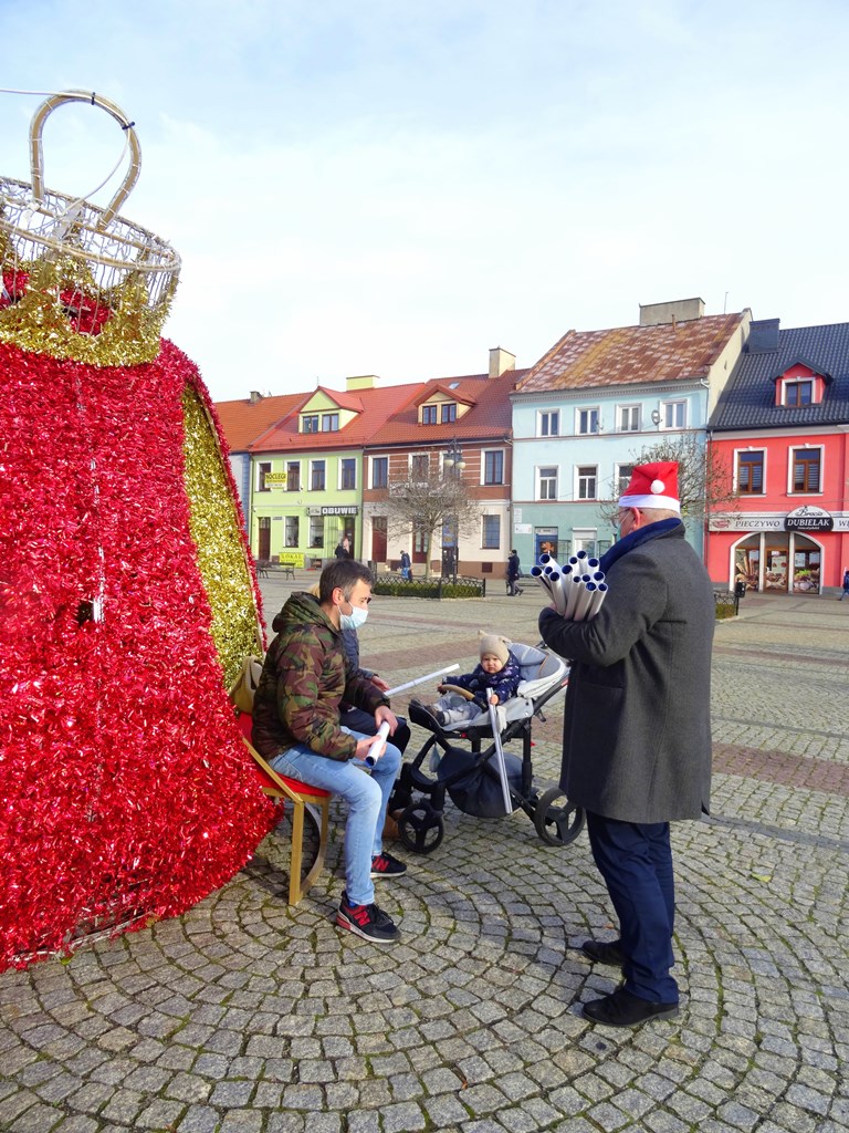 Burmistrz Łęczycy rozdawał mieszkańcom kalendarze.