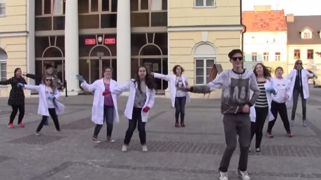 [WIDEO] Flash Mob w wykonaniu gimazjalistów - Zdjęcie główne