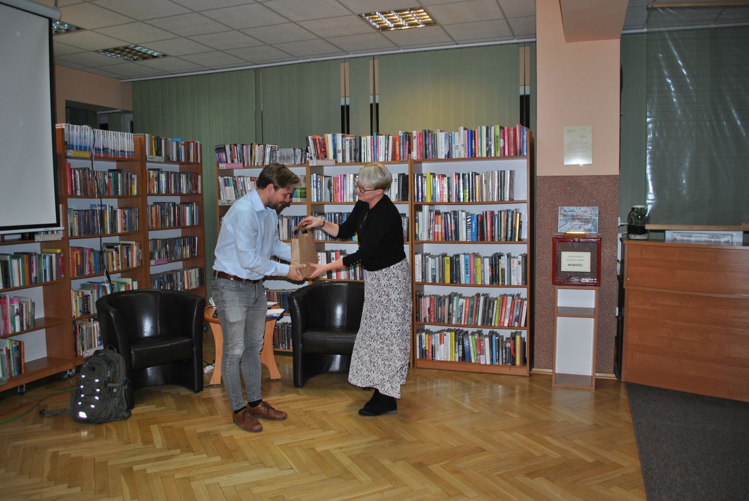 Tomasz Grzywaczewski odwiedził łęczycką bibliotekę