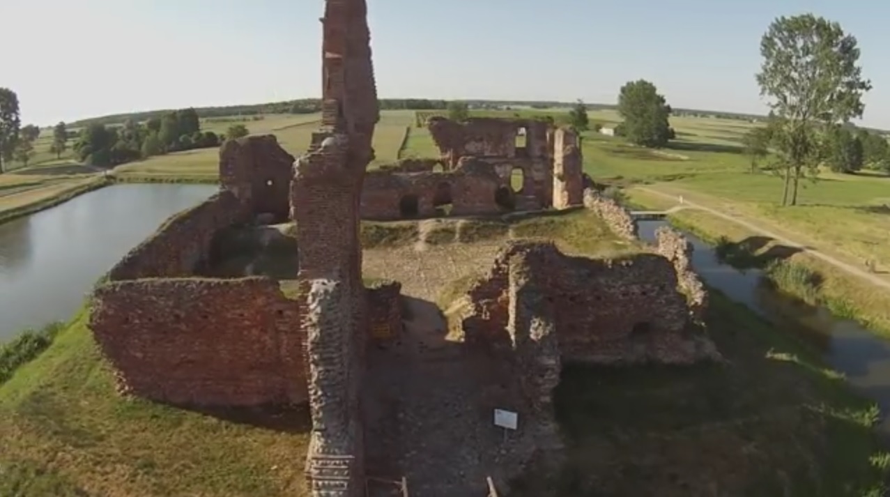 [WIDEO] Zamek w Besiekierach z powietrza  - Zdjęcie główne