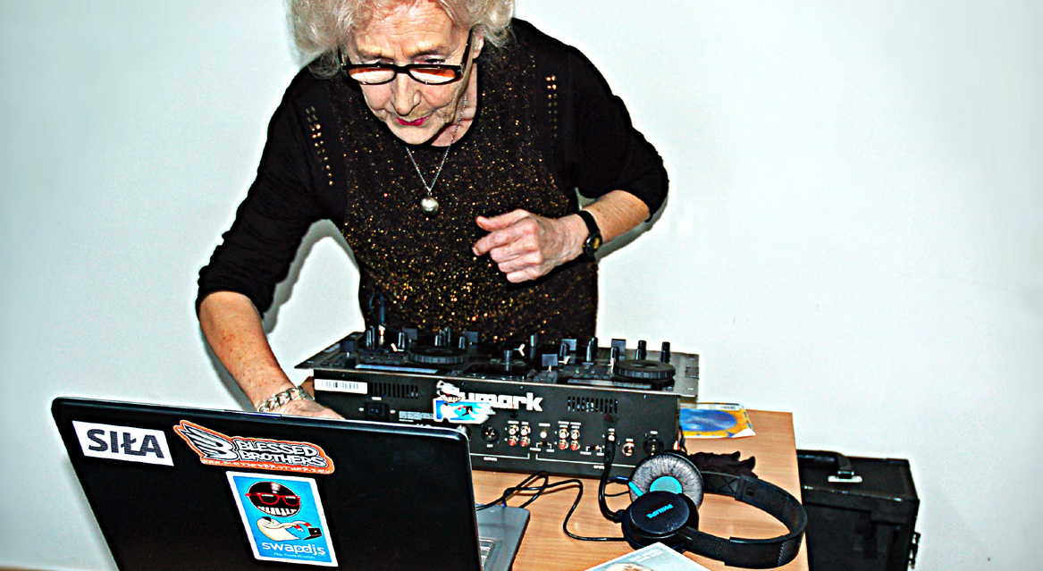 DJ Wika odwiedziła Dzienny Dom Pobytu Senior WIGOR w Grabowie - Zdjęcie główne