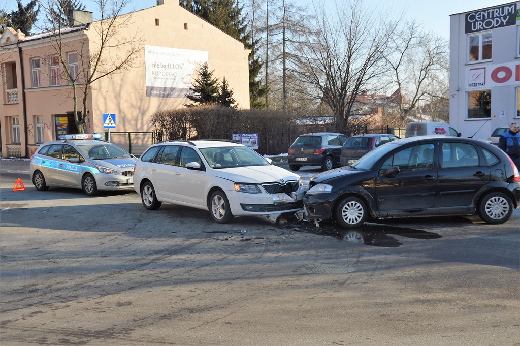 Stłuczka na skrzyżowaniu Belwederskiej i Wojska Polskiego - Zdjęcie główne
