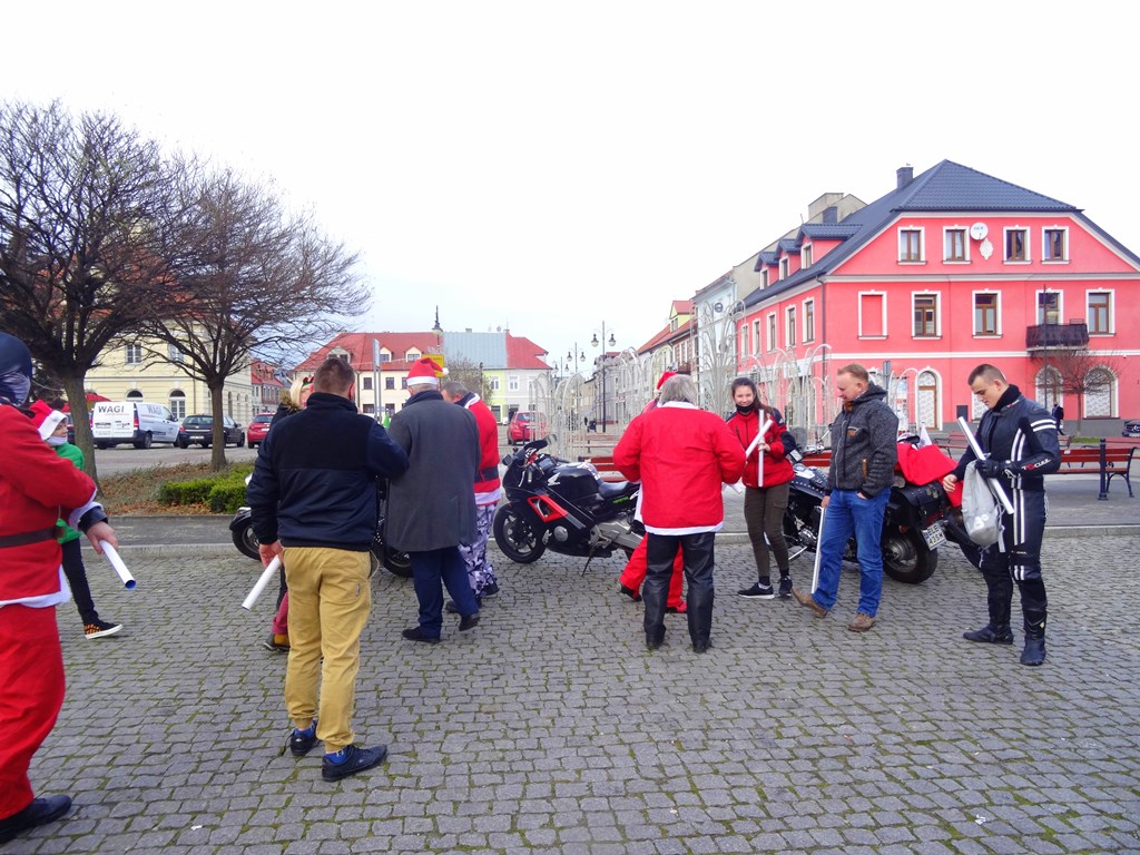 Burmistrz Łęczycy rozdawał mieszkańcom kalendarze.