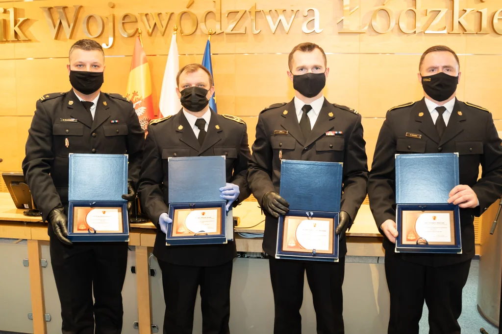 Uhonorowali najlepszych policjantów i strażaków. Wśród nagrodzonych łęczycki mundurowy! 