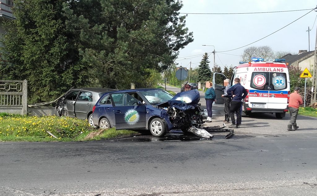 Kraksa w Dąbiu. Samochody uderzyły w ogrodzenie! - Zdjęcie główne