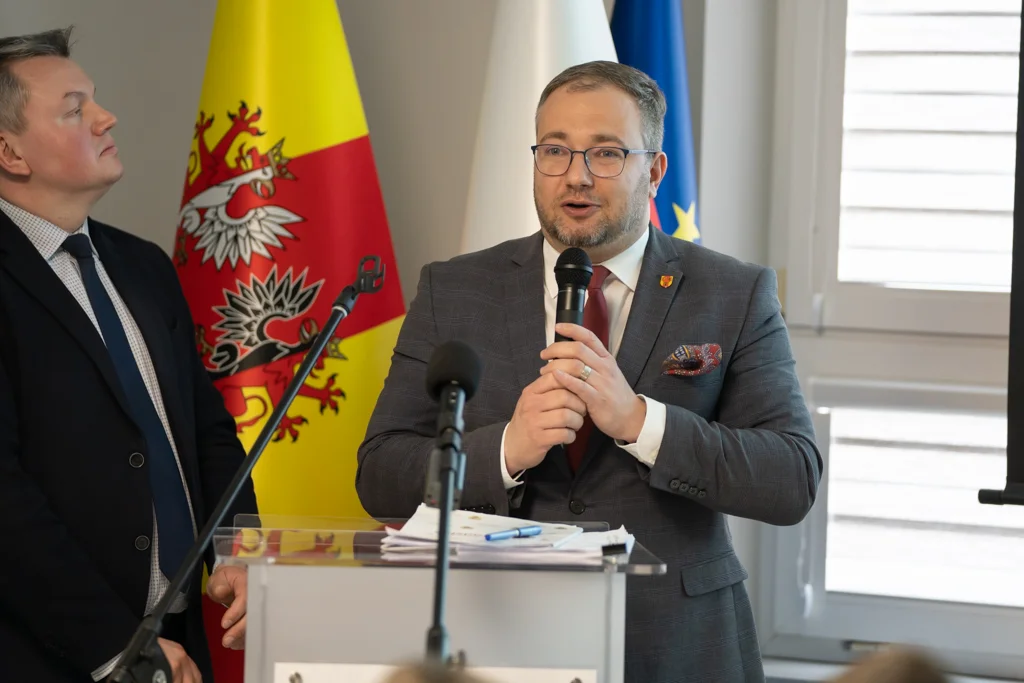 „Porozmawiajmy w Łódzkiem” wystartowało w powiecie łęczyckim. Wręczono symboliczne czeki