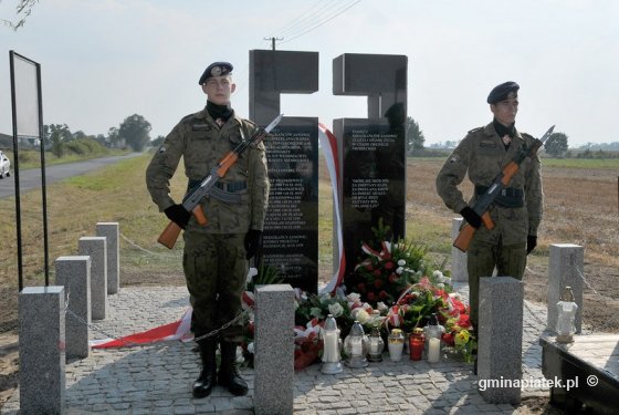 Uroczyste odsłonięcie nowego pomnika Pamięci Mieszkańców Janowic rozstrzelanych 10 IX 1939 r. - Zdjęcie główne
