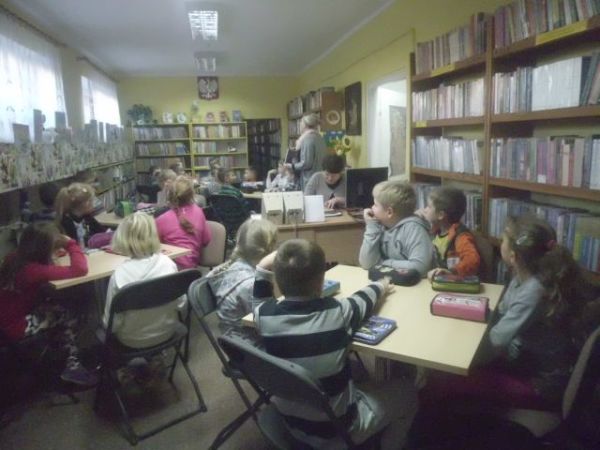 "Szarka i wilki, czyli czytam sobie w bibliotece" - Zdjęcie główne