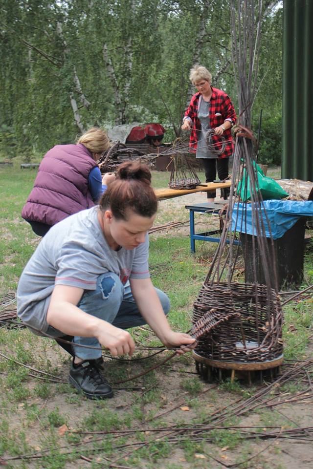 Plener z wikliną w Konarzewie - Zdjęcie główne