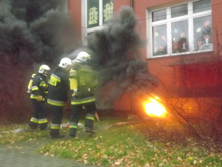 Ogień w szkole, czyli efektowne ćwiczenia strażaków! - Zdjęcie główne