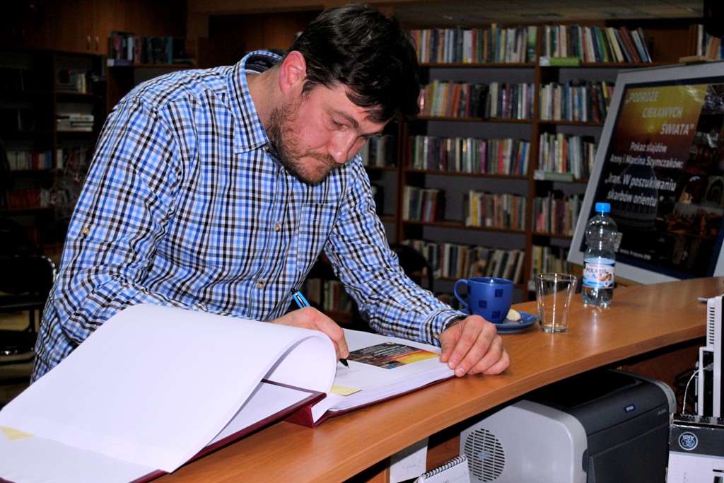 Poszukiwali skarbów orientu w bibliotece - Zdjęcie główne