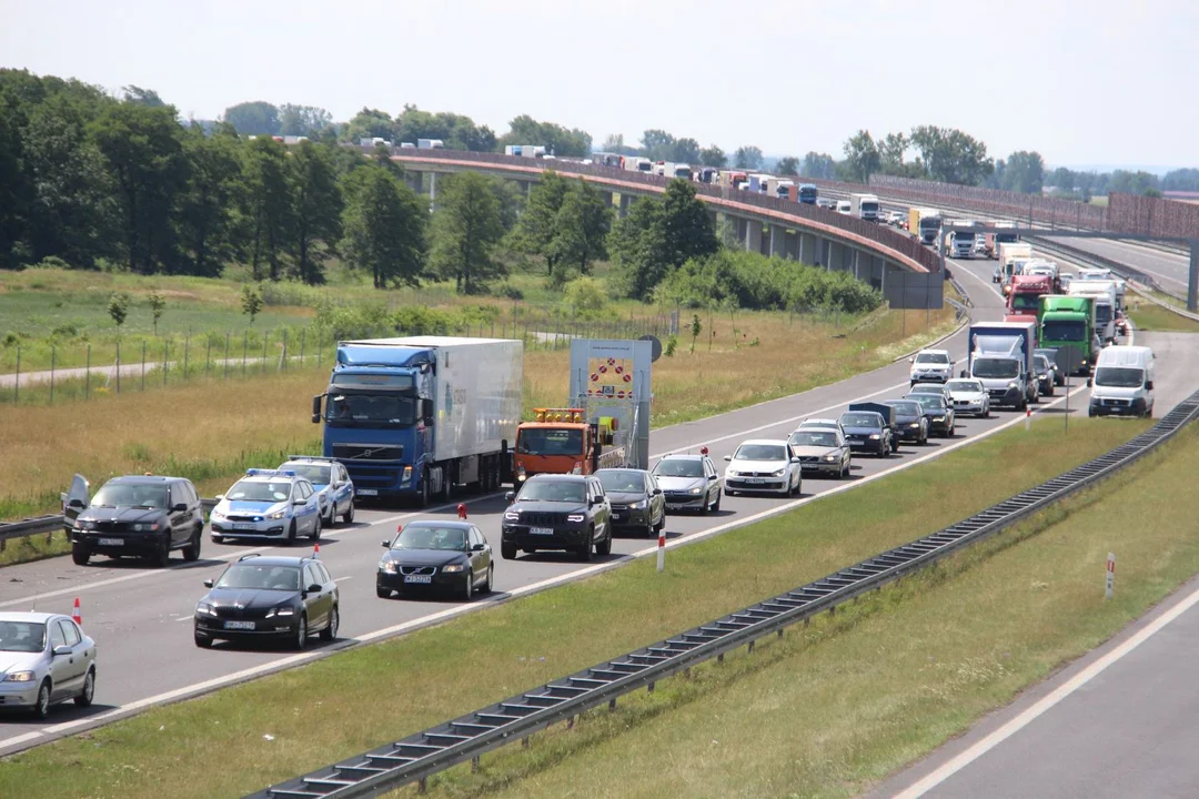 Duże utrudnienia na A1, możliwe całkowite zamknięcia ruchu. Powodem zniszczenia po wypadku - Zdjęcie główne