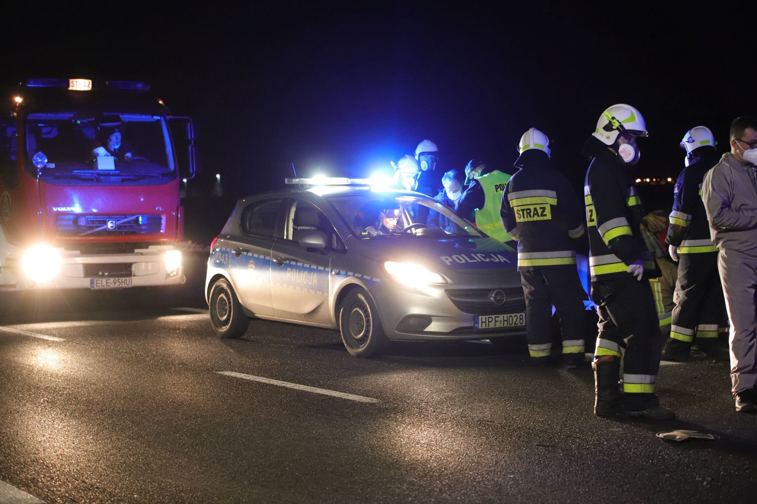 Wypadek między Kutnem Piątkiem. Dwa samochody w rowie.