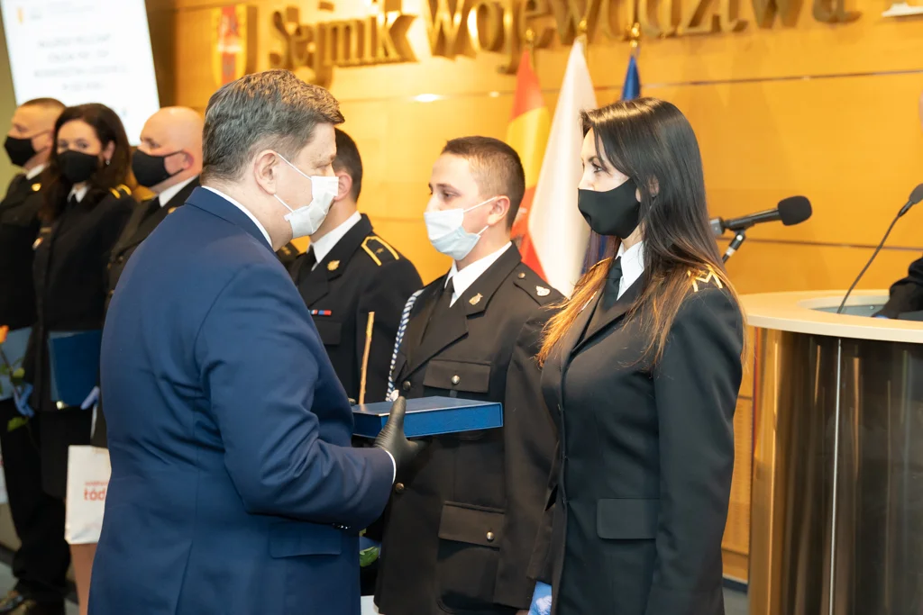 Uhonorowali najlepszych policjantów i strażaków. Wśród nagrodzonych łęczycki mundurowy! 