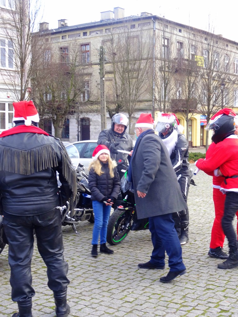 Burmistrz Łęczycy rozdawał mieszkańcom kalendarze.