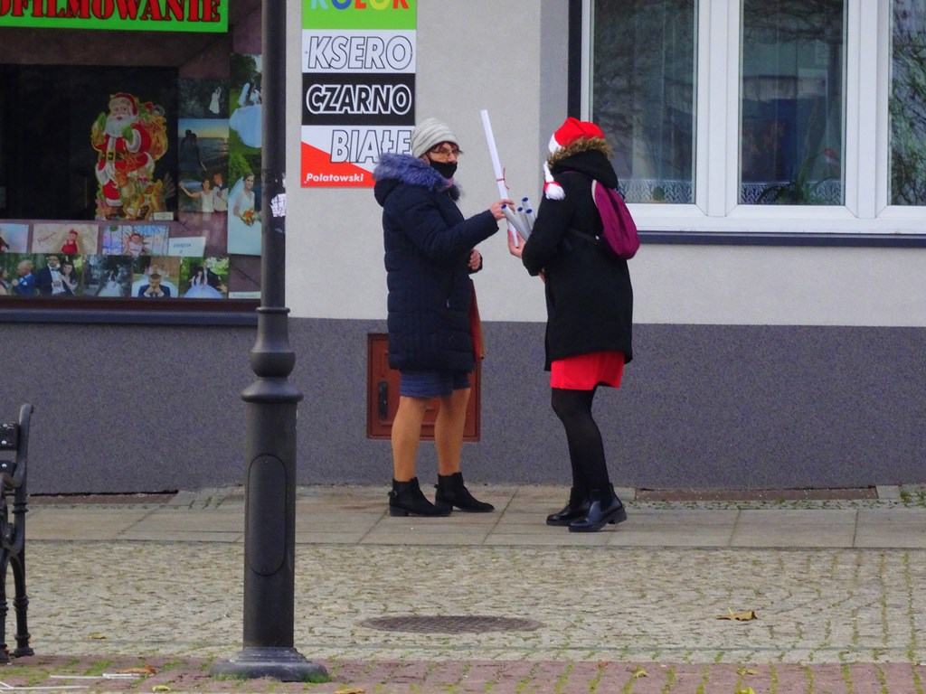 Burmistrz Łęczycy rozdawał mieszkańcom kalendarze.