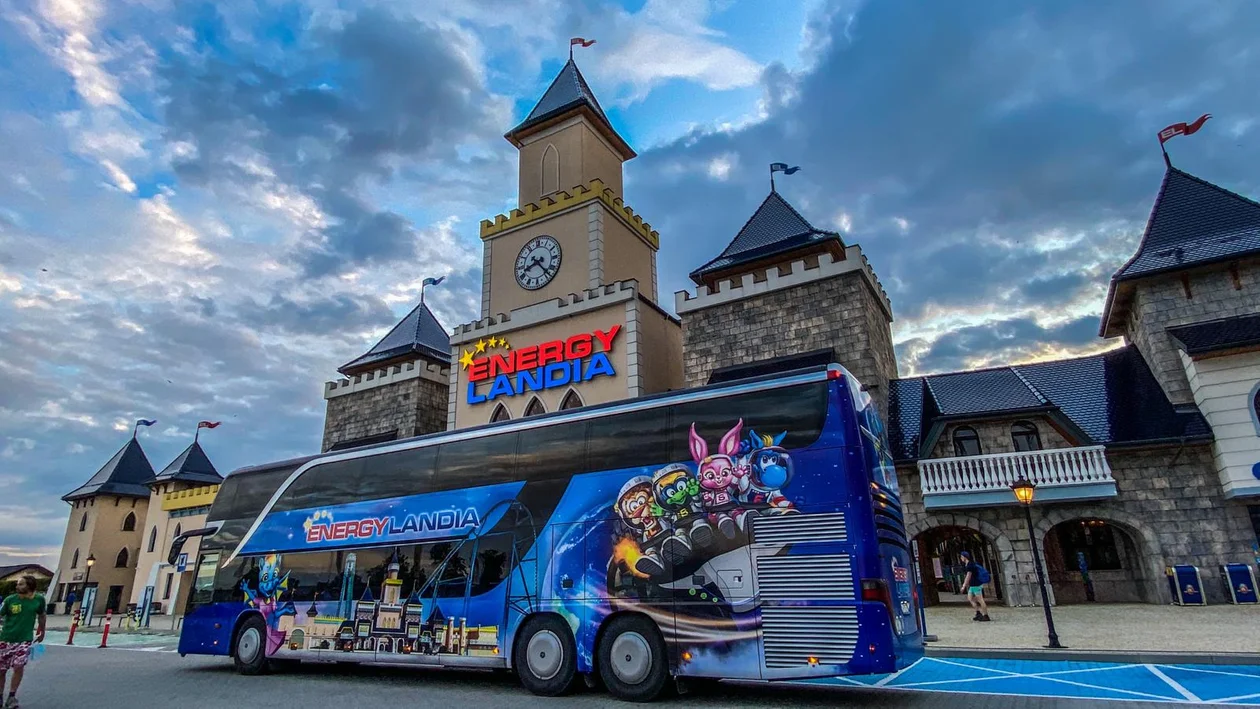 EnergyLandia aleja 3 Maja 2, Zator. Park czynny od 10.00 do 18.00. Ceny biletów: normalny 159 zł, ulgowy 109 zł, dzieci do lat 3  - 1 zł. Energylandia to najnowocześniejszy Rodzinny Park Rozrywki w Polsce. Posiada aż 18  roller coasterów. Jednak ilość atrakcji sprawi, że każdy znajdzie tam coś dla siebie. Miejsce, w który zdecydowanie można spędzić weekend. Więcej informacji znajdziecie na stronie www.energylandia.pl.