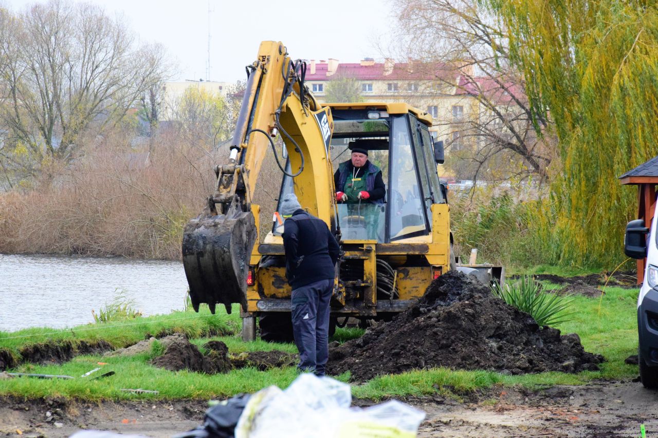 [ZDJĘCIA] Na zalewach i na ulicy Wrzosowej praca wre - Zdjęcie główne