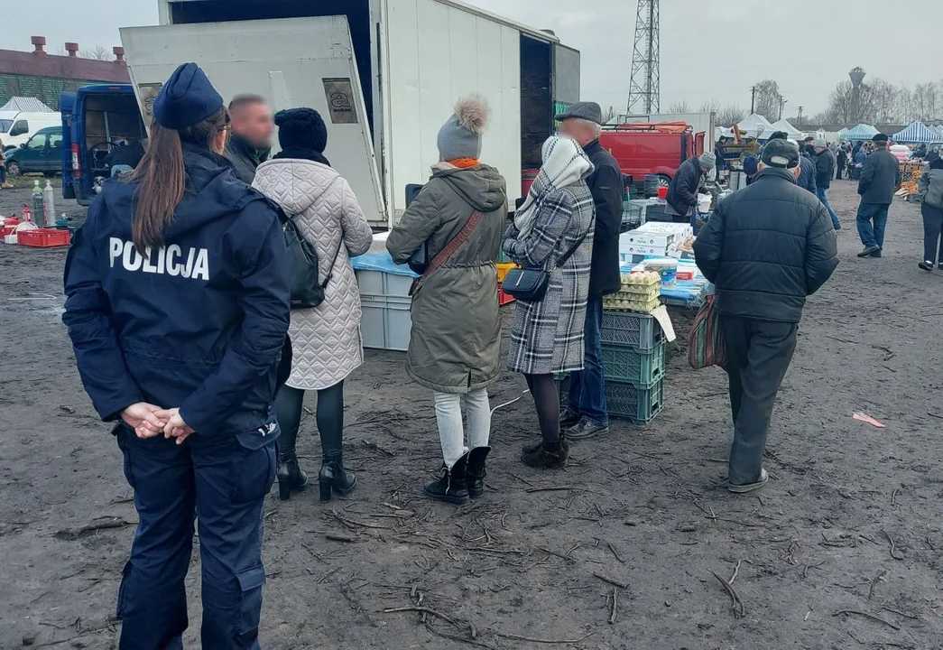 Przedświąteczne kontrole targowisk w powiecie łęczyckim. Co sprawdzają policjanci?  - Zdjęcie główne