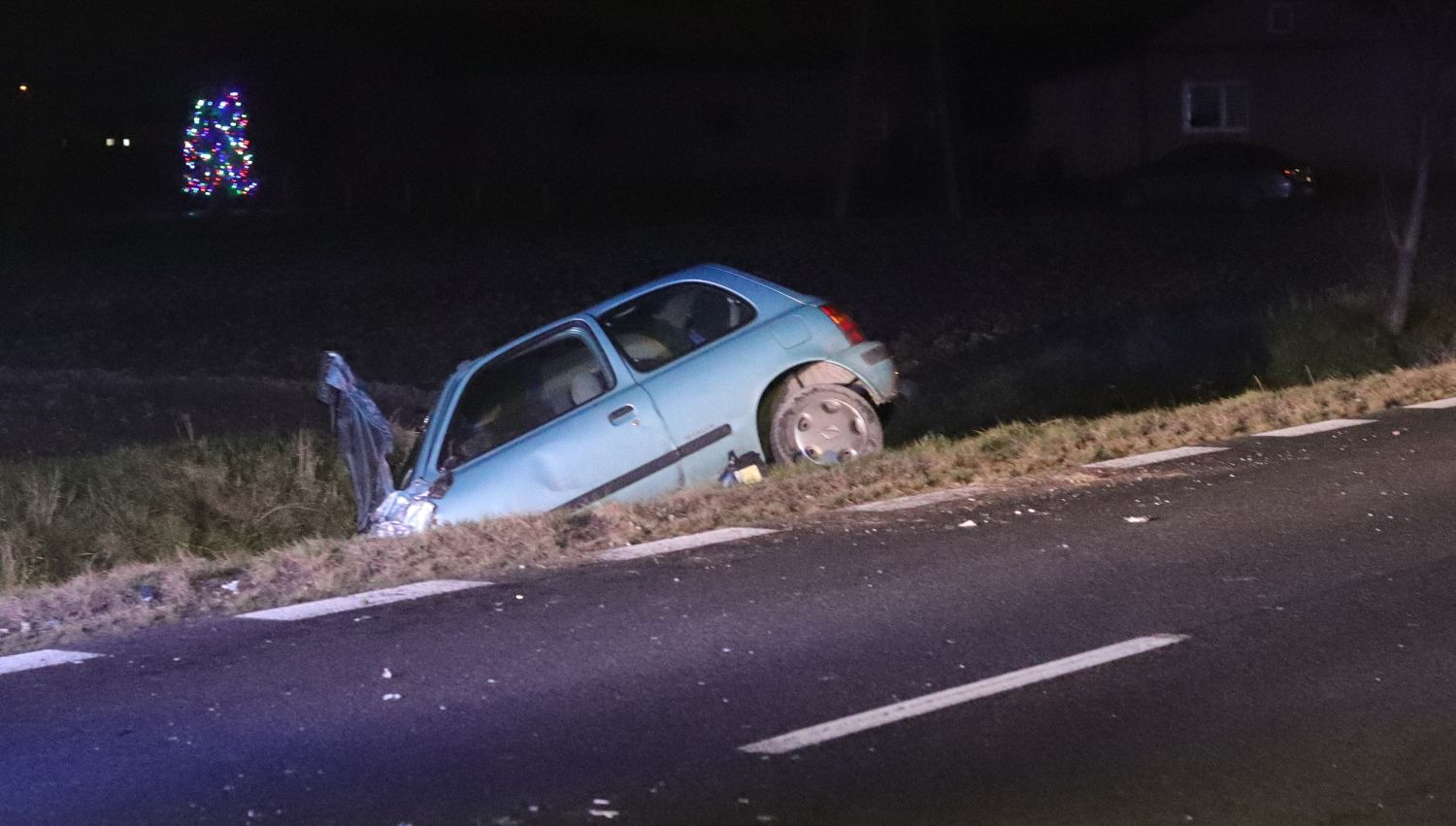 Wypadek między Kutnem Piątkiem. Dwa samochody w rowie.