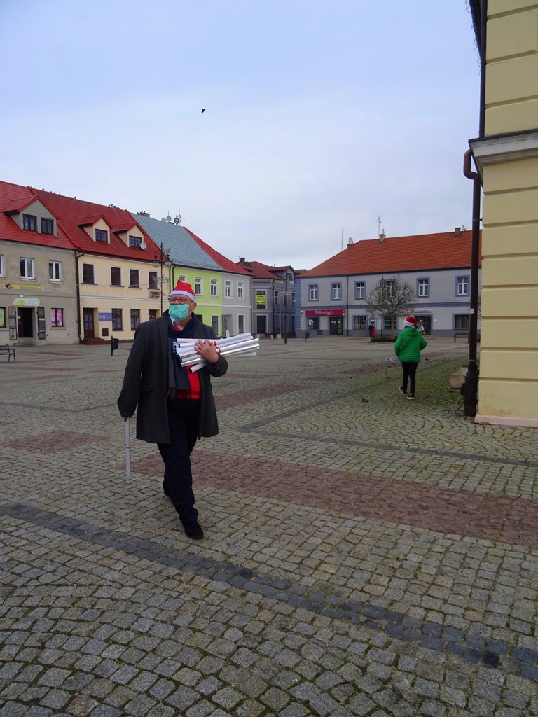 Burmistrz Łęczycy rozdawał mieszkańcom kalendarze.