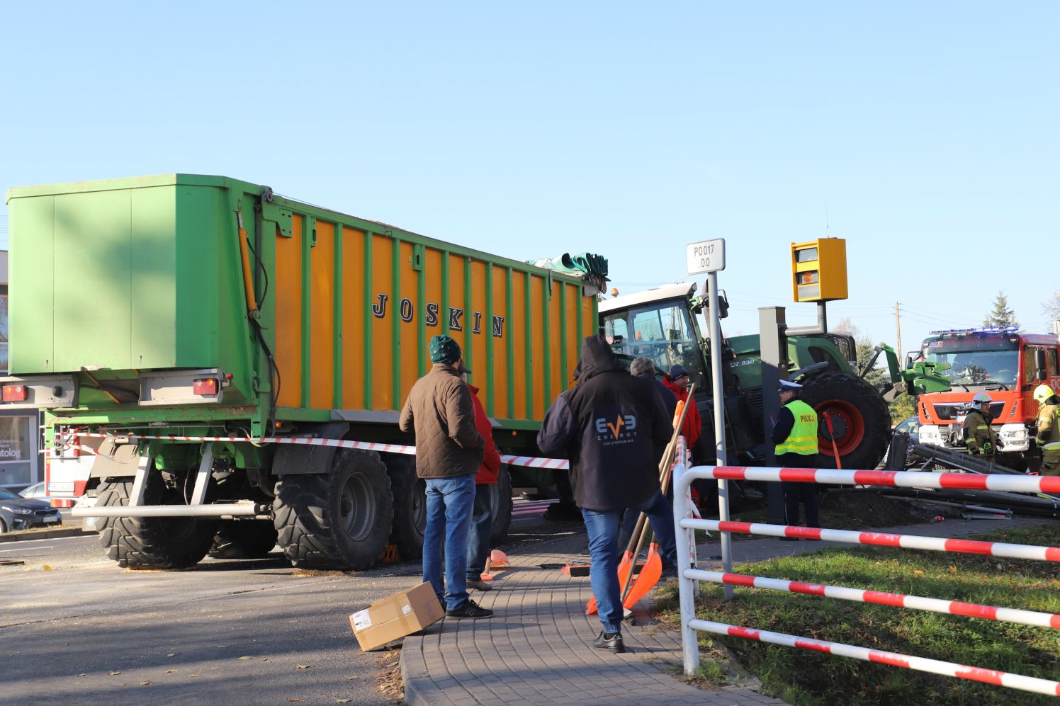 Śmiertelny wypadek pod Kutnem. Osobówka zderzyła się z ciągnikiem