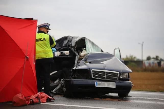 Tragiczny wypadek na DK 92 w Pomarzanach. Jedno z aut było niesprawne, diagnosta usłyszał zarzuty