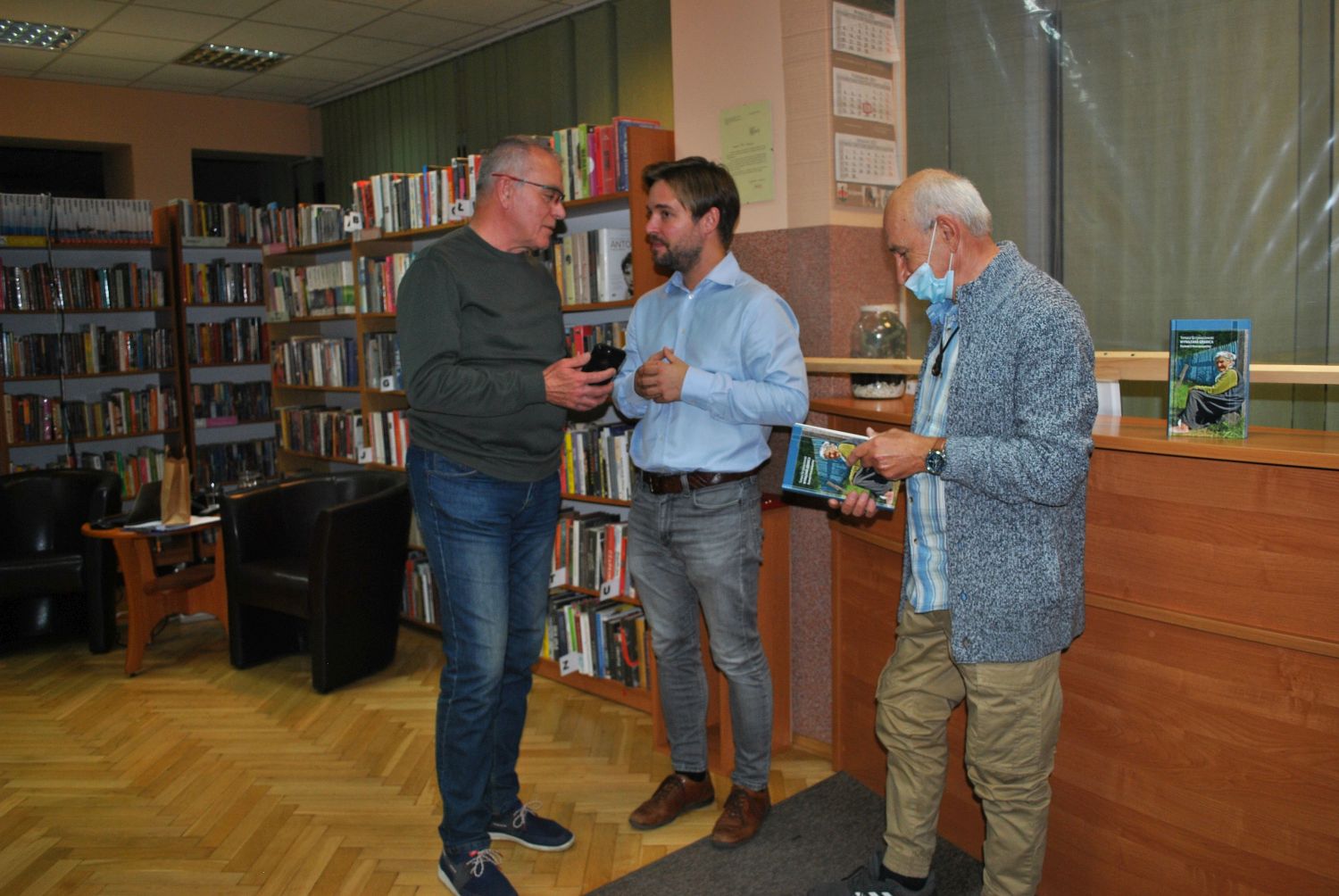 Tomasz Grzywaczewski odwiedził łęczycką bibliotekę