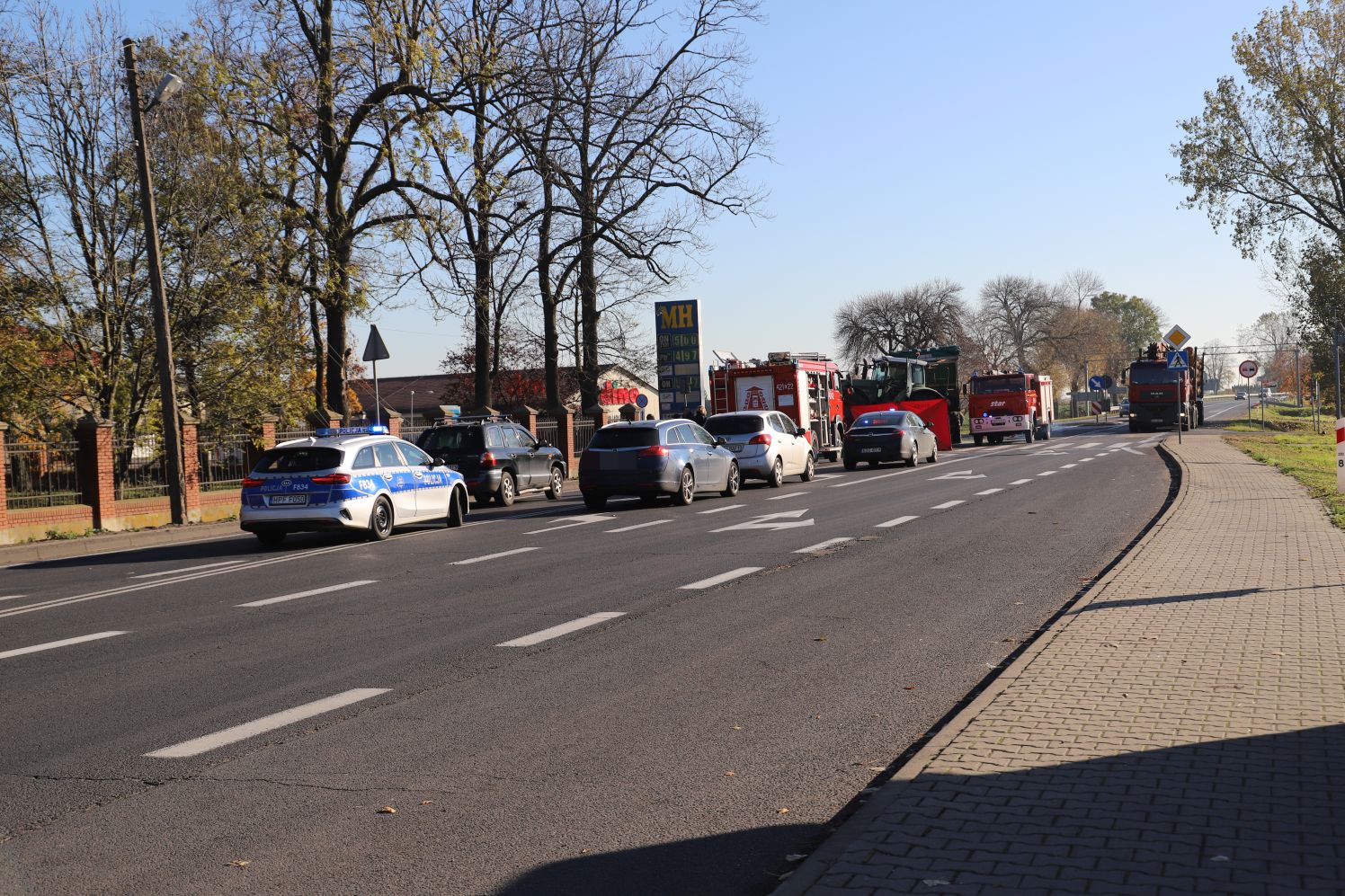 Śmiertelny wypadek pod Kutnem. Osobówka zderzyła się z ciągnikiem