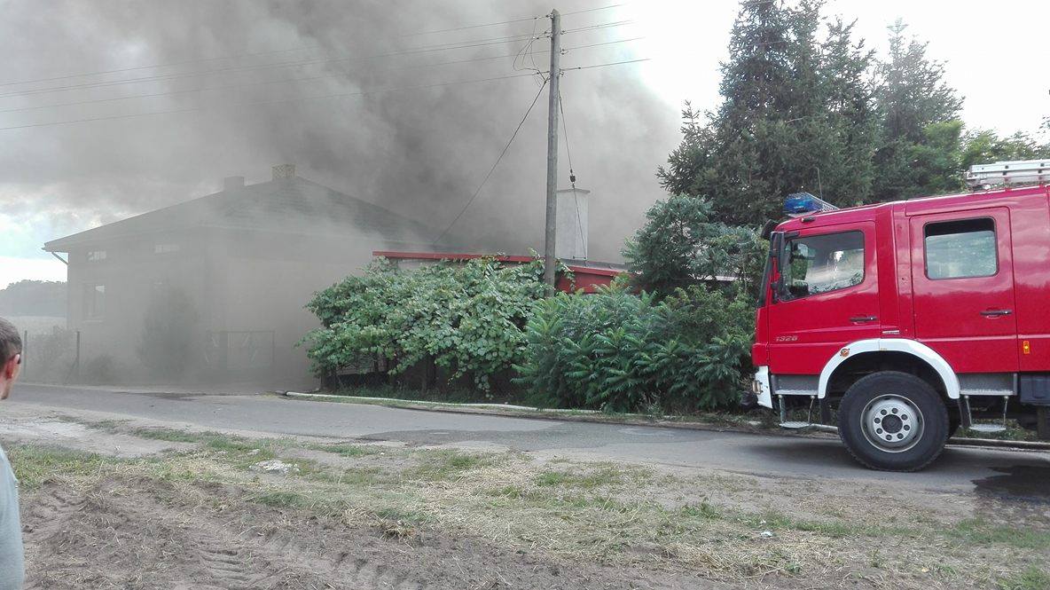 Pożar w Podłężu. 12 zastępów prawie 8 godzin walczyło z żywiołem - Zdjęcie główne