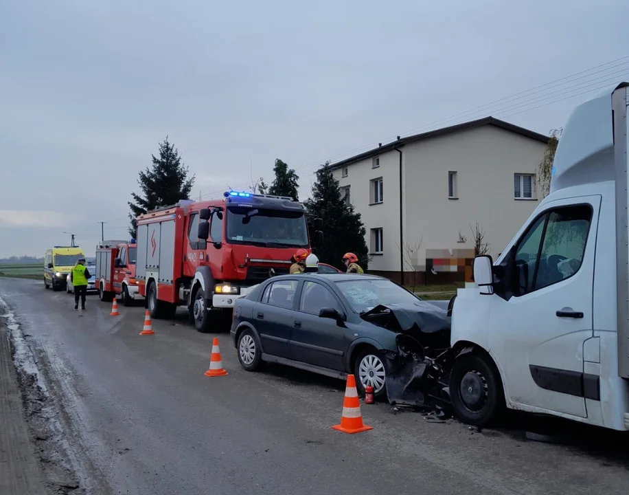 Wypadek z udziałem dwóch aut. Jedna osoba ranna, w akcji kilkunastu strażaków - Zdjęcie główne