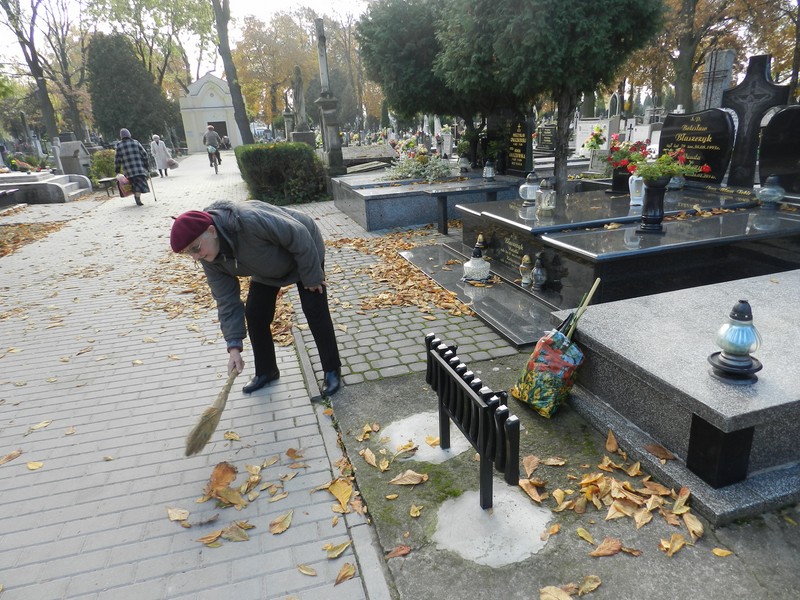 Łęczycanie przygotowują groby do obchodów Dnia Wszystkich Świętych - Zdjęcie główne